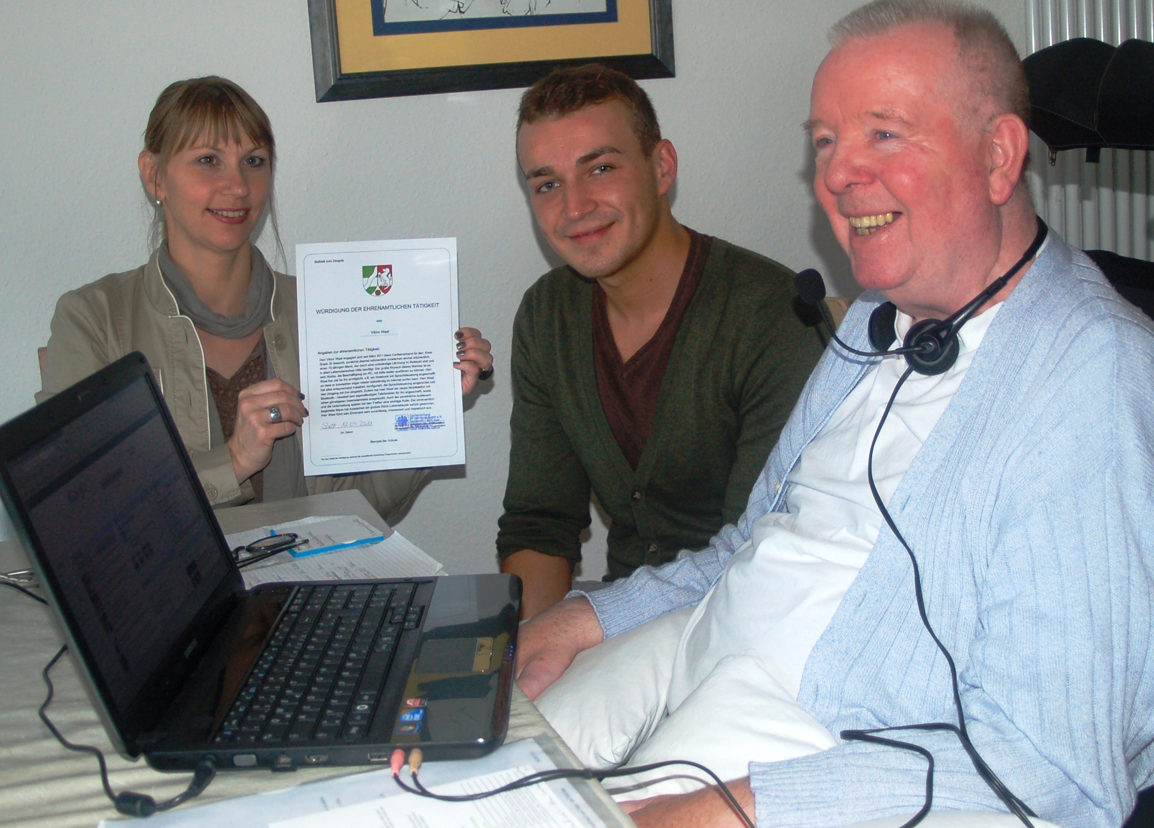 Claudia Wetter (Caritasverband Soest) überreicht Viktor Waal eine Ehrenamtsurkunde